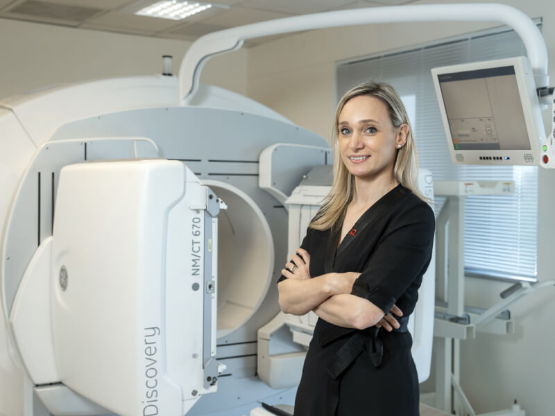 A BHF funded researcher is standing in front of a scanner.