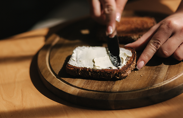 Plant butter on rye bread