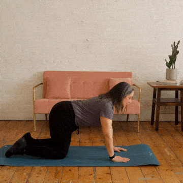 Hara demonstrating the 4-point kneeling exercise.