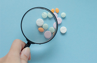 A magnifying glass held over some tablets.