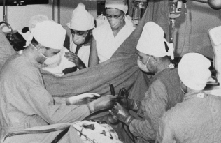 Christiaan Barnard performing a heart transplant with his team at Groote Shuur Hospital