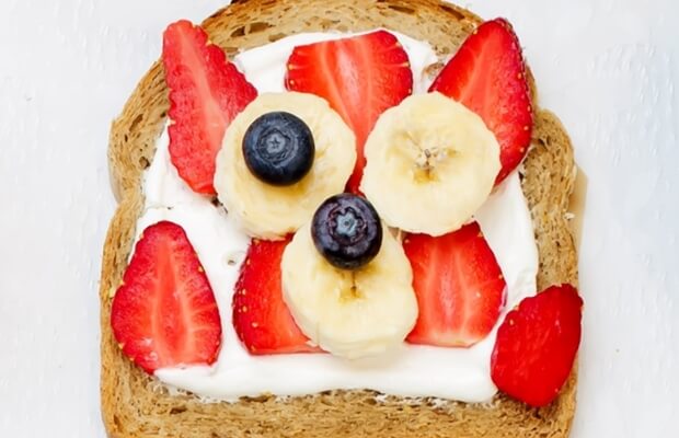 Yoghurt, berries and banana on toast