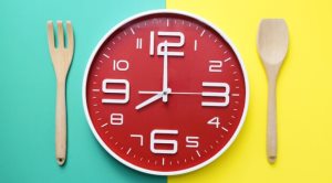 Colourful clock showing breakfast time with a fork and spoon