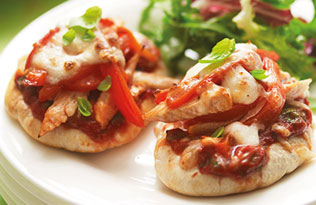 Chicken and pepper pitta pizzas