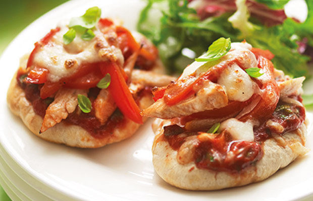 Chicken and pepper pitta pizzas