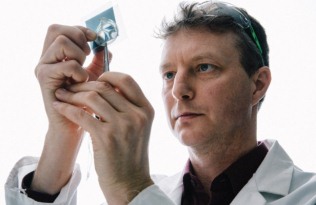 Geoff Moggridge with valve 205x316 exp0719