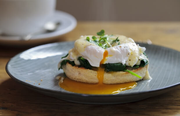 Eggs florentine on mufffin
