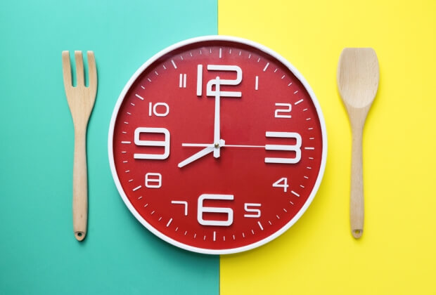 Colourful clock showing breakfast time with a fork and spoon