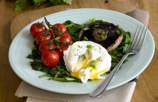 A healthy breakfast of eggs, tomatoes, mushrooms and spinach