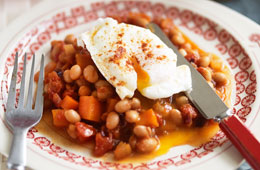 وصفة الفاصوليا المخبوزة والبيض - 5 حصص يوميًا