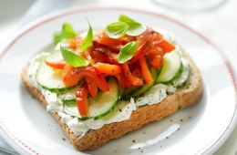 ساندويتش مفتوح بالجبن والفلفل والريحان - 5 حصص يوميًا