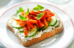 ساندويتش مفتوح بالجبن والفلفل والريحان - 5 حصص يوميًا