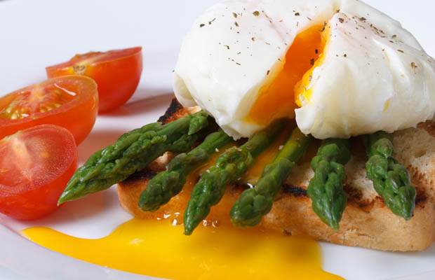 Poached egg and steamed asparagus on toast 