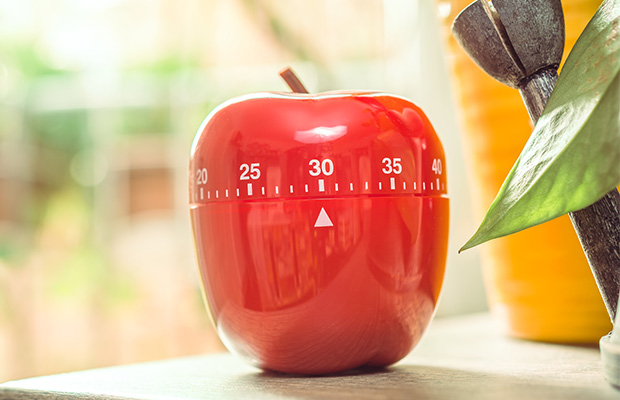 A kitchen timer shaped like an apple set to 30 minutes.
