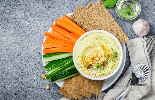 Oatcakes with vegetables and hummus