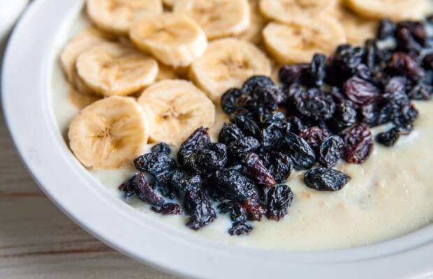 Banana and raisin porridge