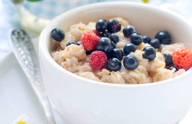 Porridge with strawberries and blueberries