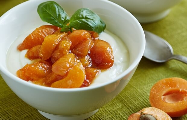 Yoghurt and apricots