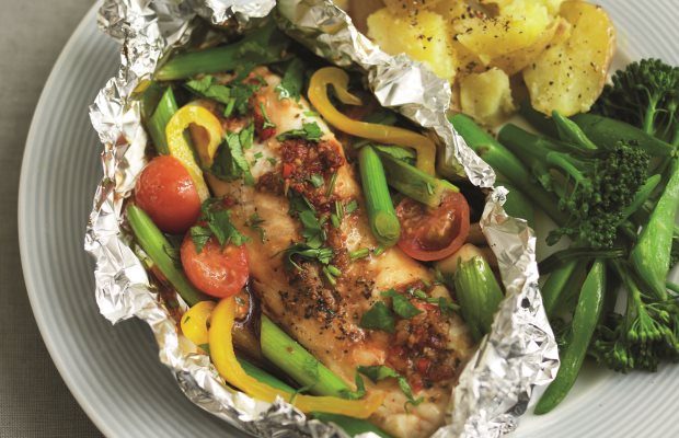 Baked fish with vegetables en papillote