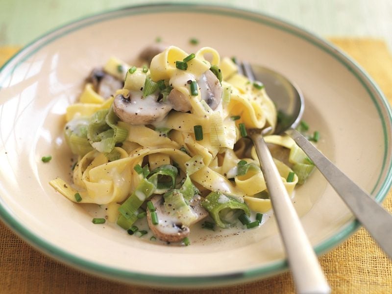 Linguine with leeks and mushrooms