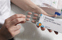 A picture of statins being taken out of the packet