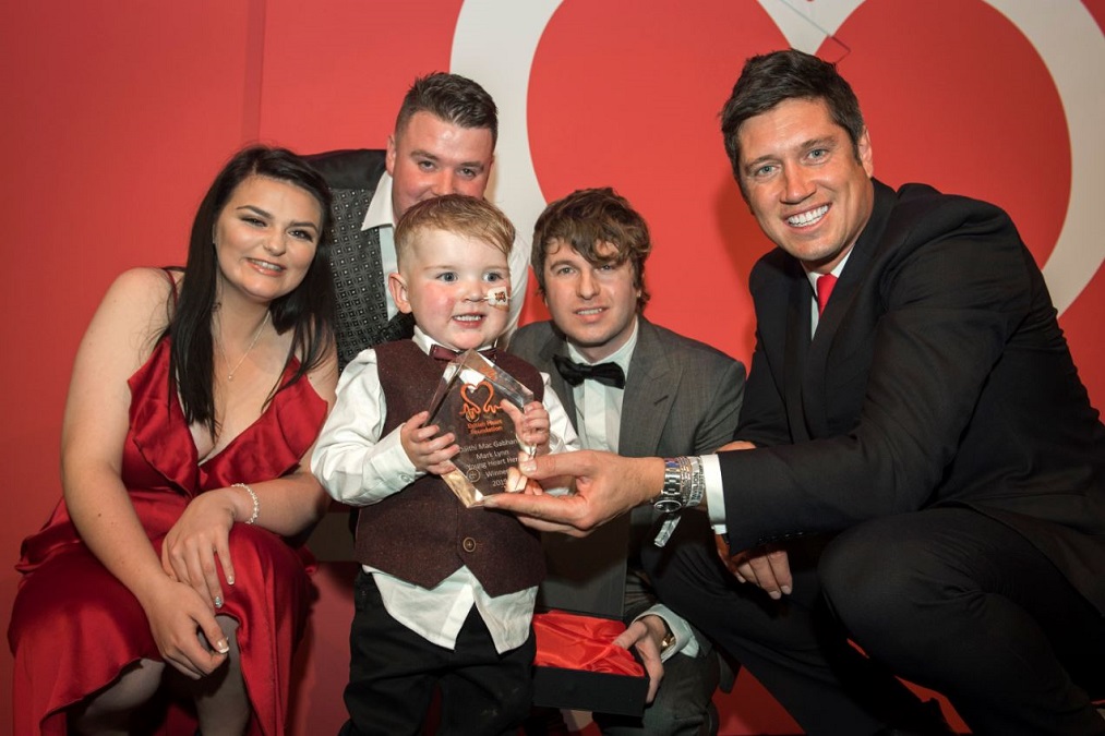 Winner of Young Heart Hero Award 2019, Dáithí Mac Gabhann, with his dad Máirtín and mum Seph alongside Luke Pritchard and Vernon Kay