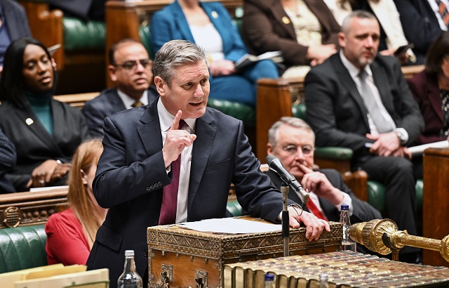 Sir Keir Starmer at the dispatch box in the House of Commons. He's holding a finger up in his right hand and pointing it